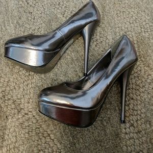 Steve Madden Carrii size 8 metallic silver heels
